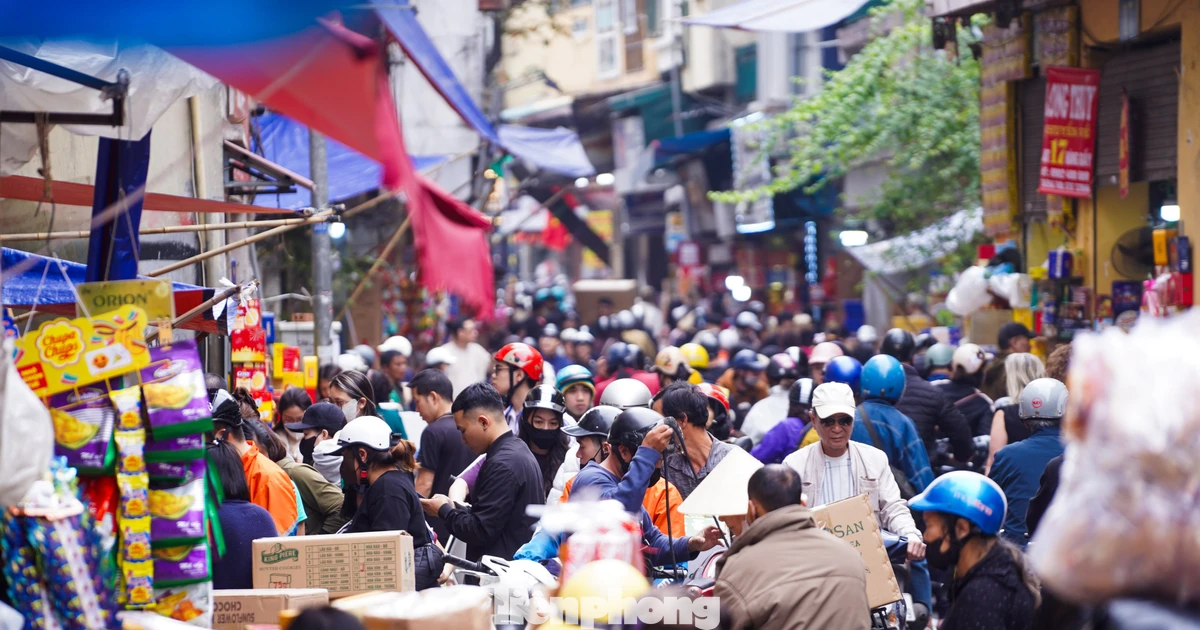 Tất bật 'thủ phủ' bánh kẹo phố cổ Hà Nội ngày giáp Tết