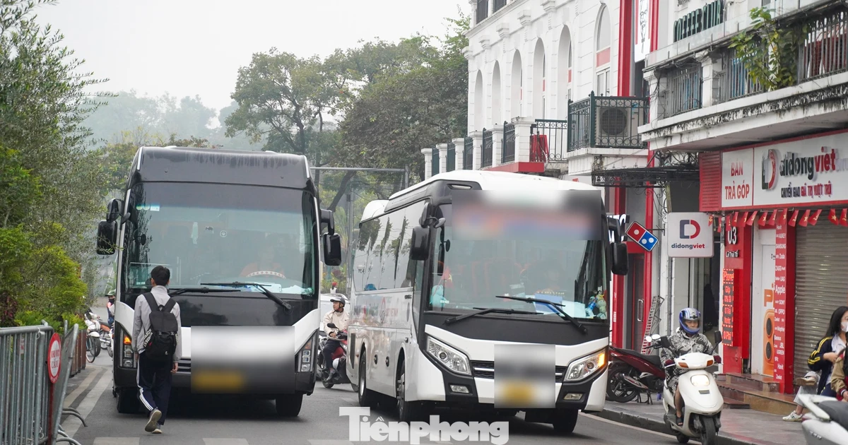 Xe khách cỡ lớn chiếm trọn mặt đường, bất chấp giờ cấm ở phố cổ Hà Nội