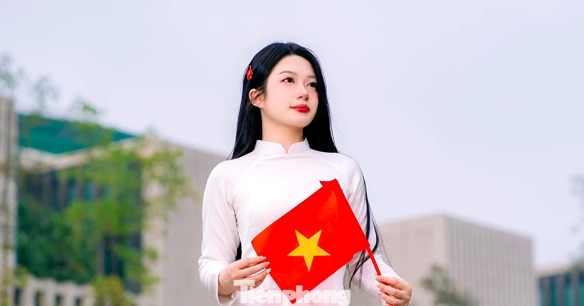 Hà Nội dịu mát ngày Giỗ Tổ, người dân thảnh thơi dạo phố