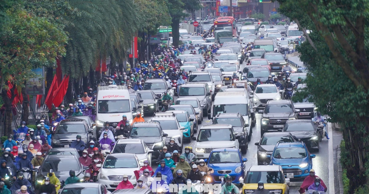 Sáng đầu tuần mưa rét, người Hà Nội 'chôn chân' trên nhiều tuyến đường