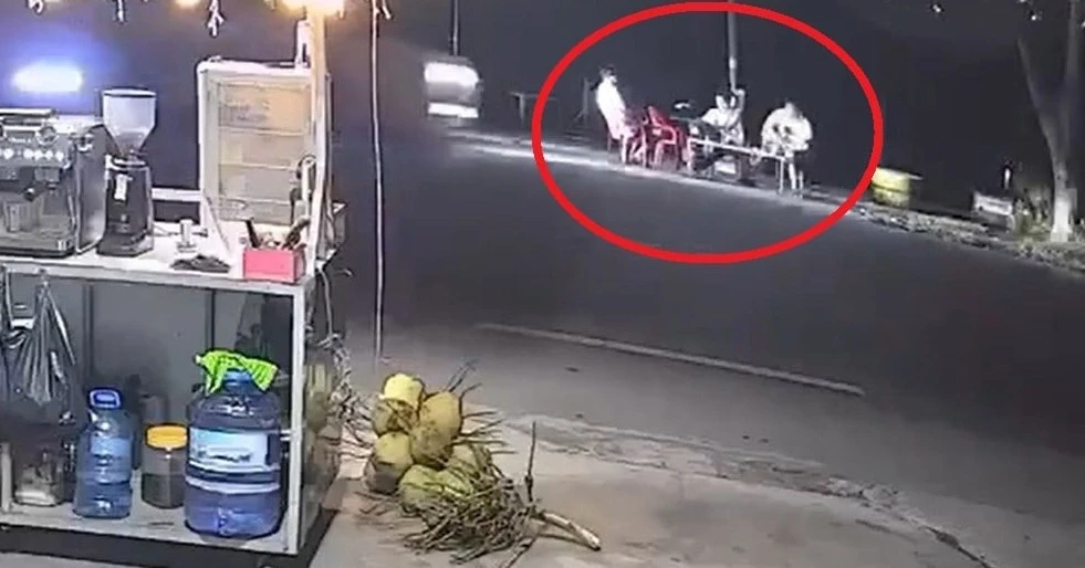 Ba thanh niên uống nước ven đường bị xe khách tông, hai người tử vong