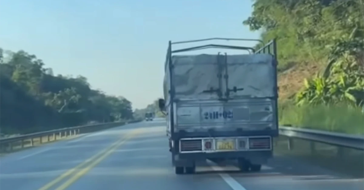 Xử lý xe tải chạy kiểu 'chim mồi' ở làn khẩn cấp cao tốc Nội Bài - Lào Cai