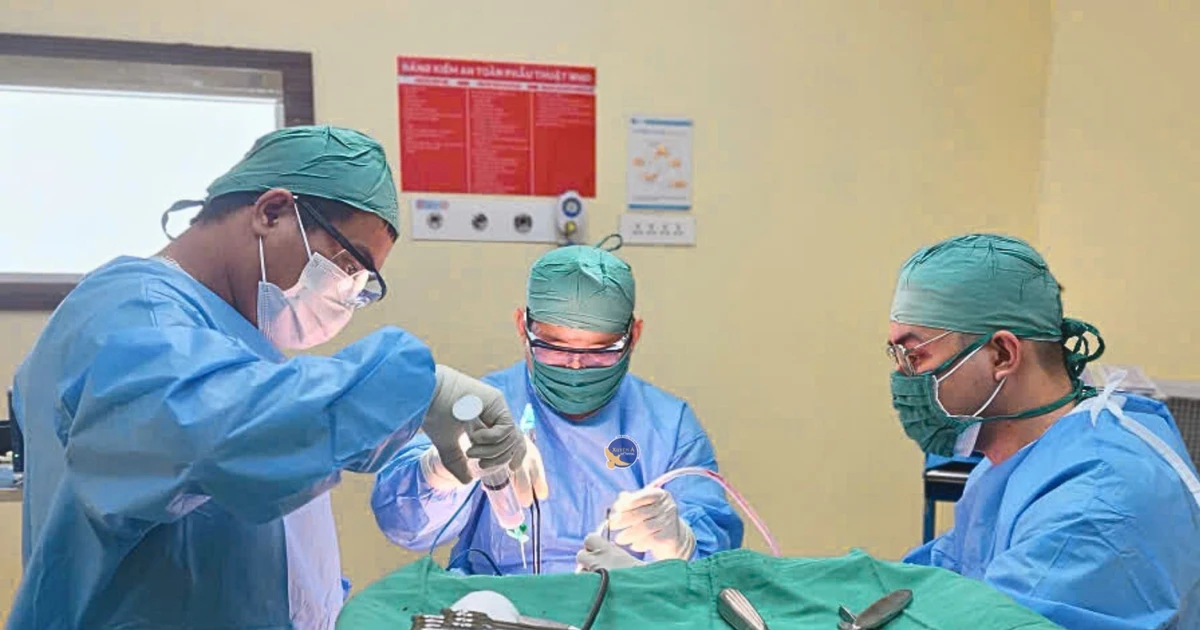 Bánh xe cuốn tà áo dài, nữ sinh bị đập đầu xuống đường nứt hộp sọ