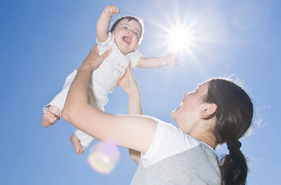Ánh nắng mặt trời là nguồn cung cấp vitamin D vô tận cho cơ thể con người (ảnh minh họa)