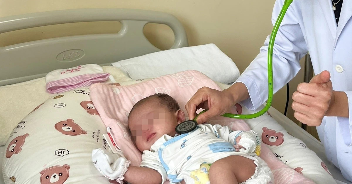 Bé gái sơ sinh có trái tim nằm bên phải lồng ngực