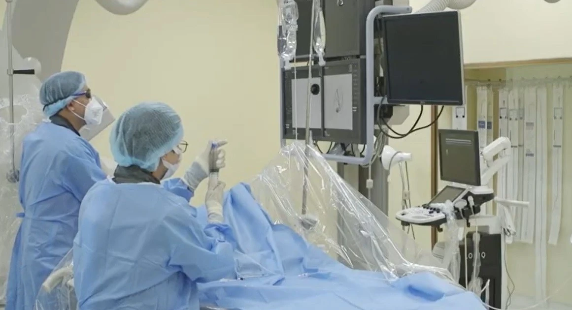 Vỡ bướu thận khổng lồ, nữ bệnh nhân may mắn được cứu sống