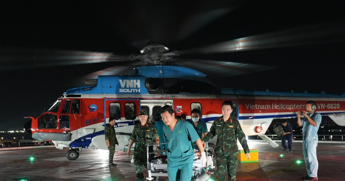 Chuyến bay dài kỷ lục trên biển cứu cùng lúc 2 bệnh nhân nguy kịch từ Trường Sa