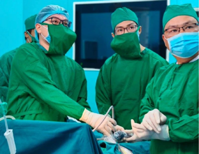 Bỏ điều trị, nam sinh sống ngoài đảo suýt mất mạng vì thủng dạ dày