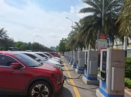 Dùng công cụ kinh tế để kiểm soát xe xăng