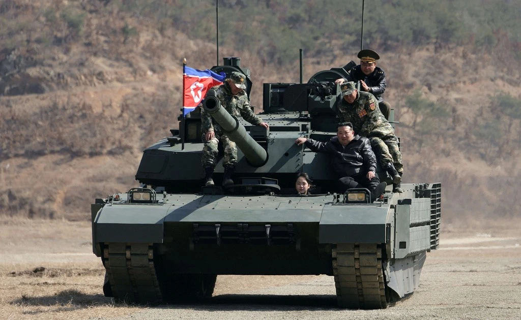 Chủ tịch Triều Tiên và con gái cưỡi xe tăng