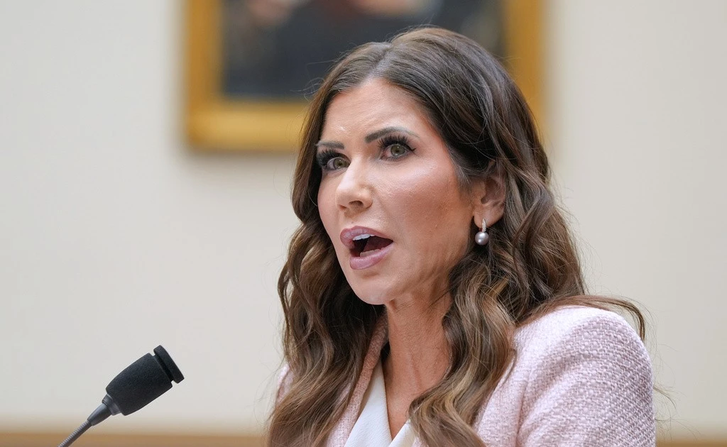 Bộ trưởng An ninh Nội địa Mỹ bị sa thải giữa tranh cãi