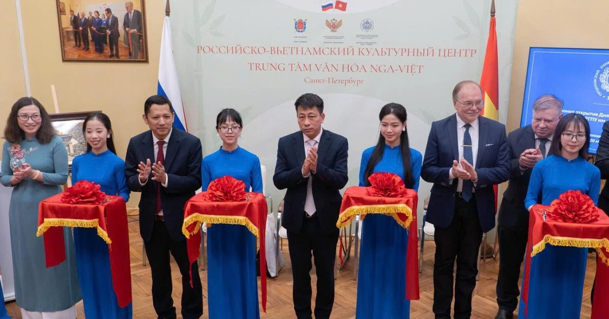 Trao tặng tủ sách Việt Nam tại Liên bang Nga