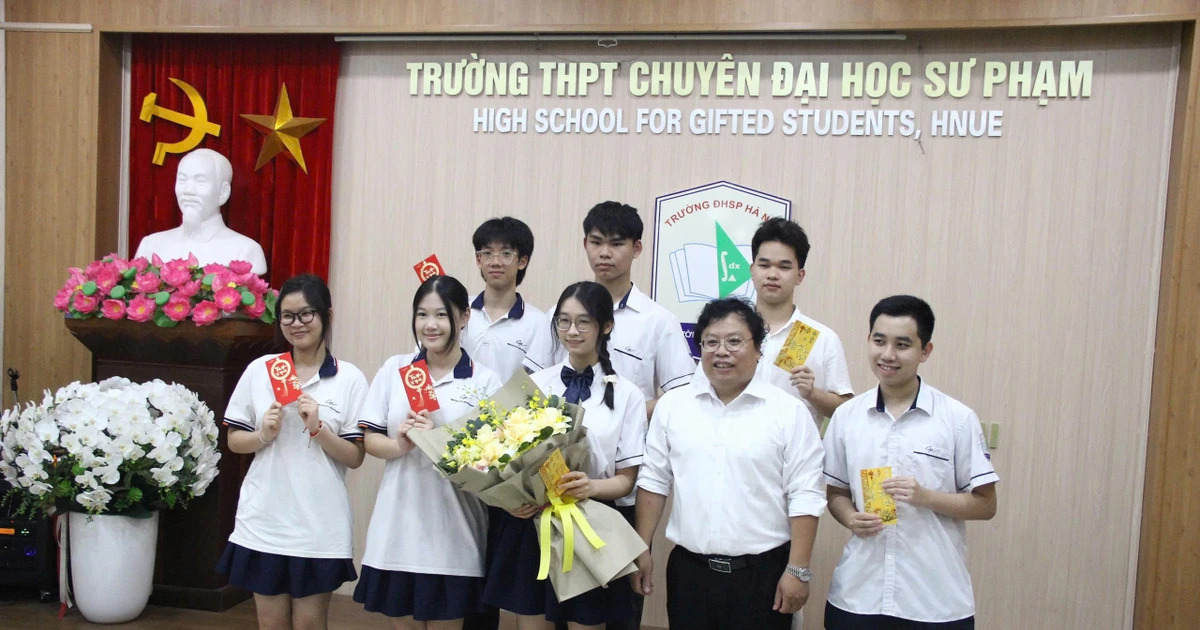 'Choáng' với kết quả thi của lớp học có thủ khoa tổ hợp A01