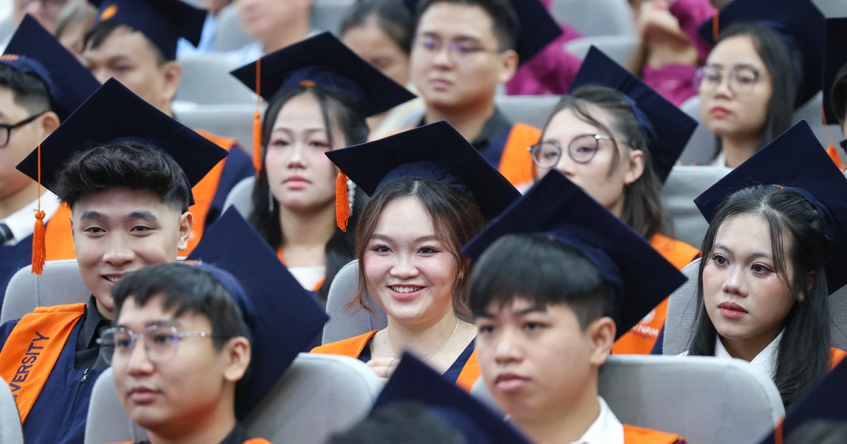 Chủ tịch Hội đồng trường bỏ ‘văn mẫu’ trong lễ tốt nghiệp Y khoa khóa đầu tiên