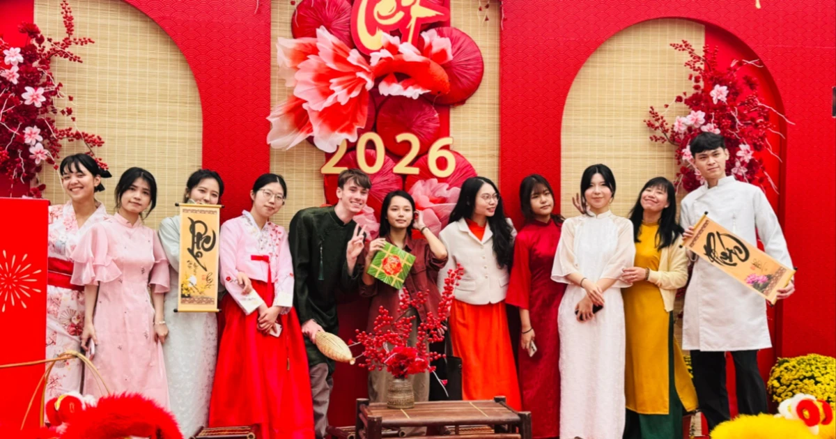 Du học sinh quốc tế mê xin chữ, mặc áo dài đón Tết Việt