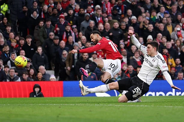 MU thắng nghẹt thở Fulham, trở lại tốp 4