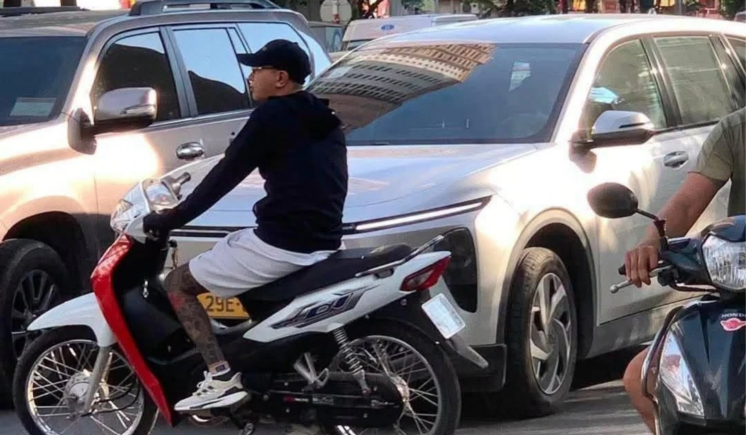 Xác minh clip ô tô vượt lên chèn ngã thanh niên đi xe máy