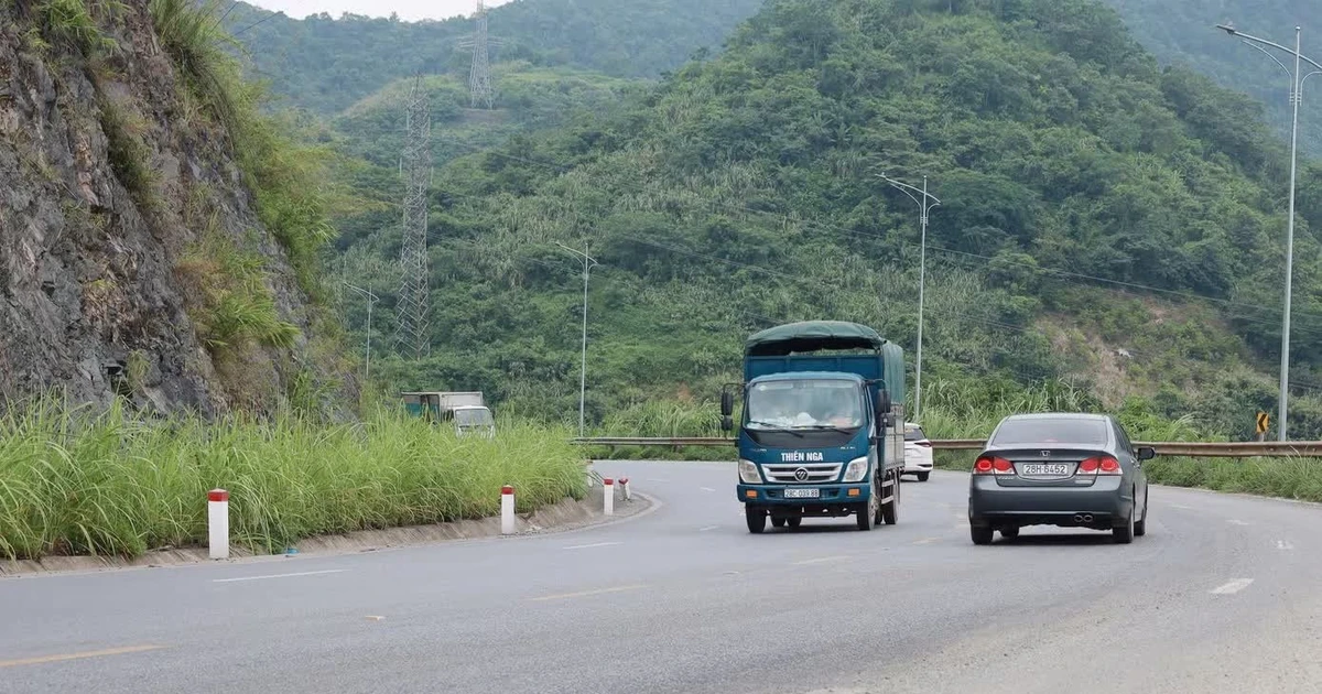 Đề xuất cấm mượn làn đường ngược chiều để vượt xe trên Quốc lộ 6