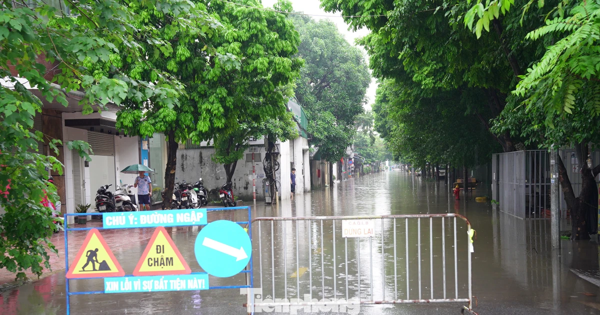 Gần 300 máy bơm hoạt động hết công suất, nhiều nơi ở Hà Nội thoát ngập, thông xe