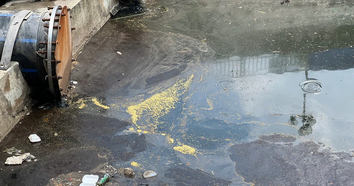 Dừng bổ cập nước hồ Tây, nước sông Tô Lịch trở lại màu đen