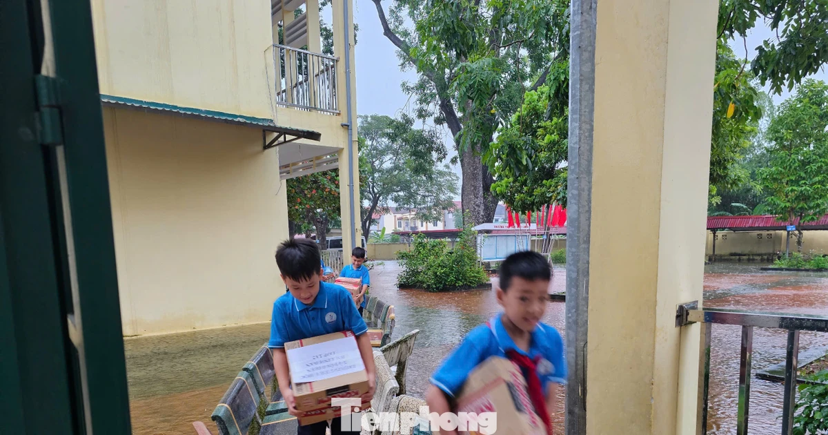 Nước sông rút, nhà trường kê bàn ghế bắc cầu cho học sinh vào lớp tại 'rốn lũ' Hà Nội