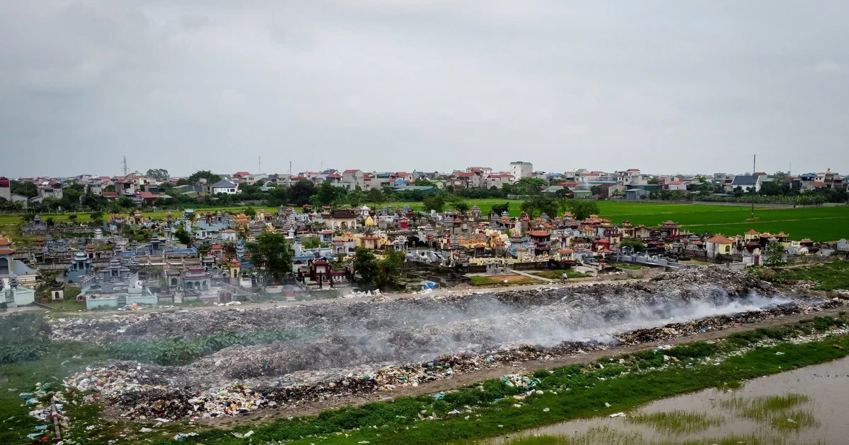 'Núi rác’ lộ thiên 20 năm ở Ninh Bình