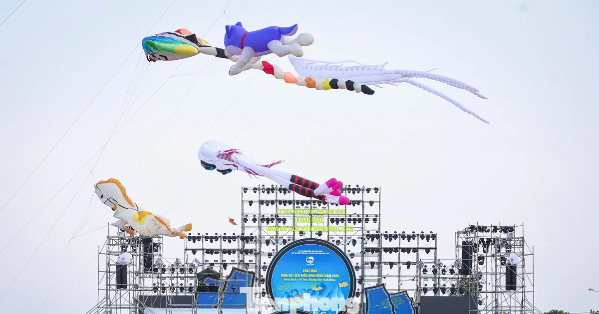 Hàng vạn người đổ về Ninh Bình xem non thiêng, biển rộng