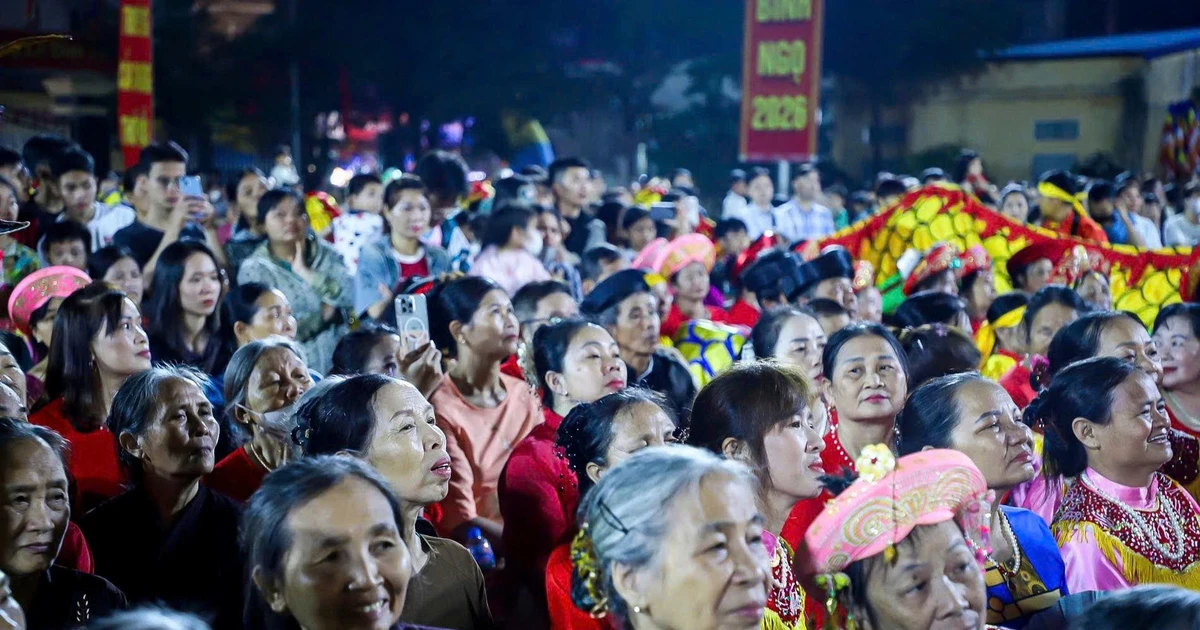 Khách thập phương đổ về khai hội Phủ Dầy