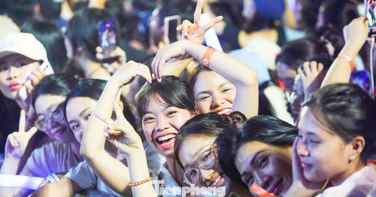 Hàng nghìn khán giả 'quẩy' đến phút cuối concert Thanh xuân