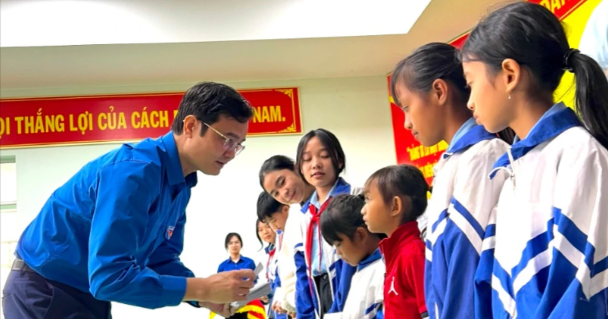 Bí thư thứ nhất T.Ư Đoàn động viên, chia sẻ khó khăn cùng bà con, học sinh nghèo Gia Lai