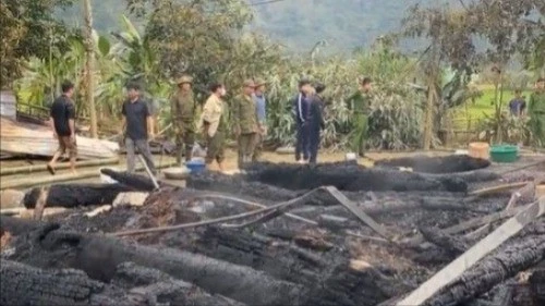 200 người dập đám cháy nhà sàn ở Tuyên Quang