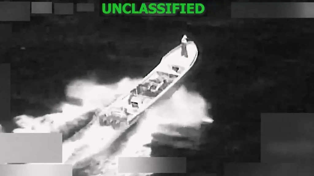 Mỹ lần đầu đánh bom tàu ma tuý từ khi bắt Tổng thống Venezuela Maduro