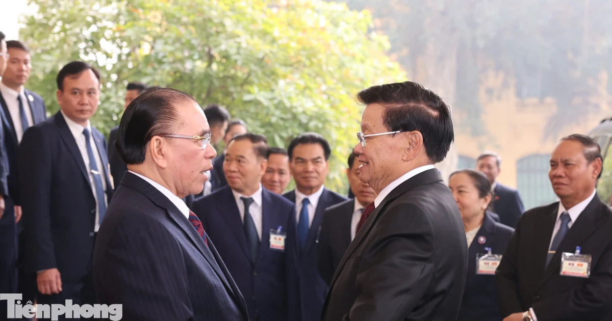 Tổng Bí thư, Chủ tịch nước Lào thăm nguyên Tổng Bí thư Nông Đức Mạnh