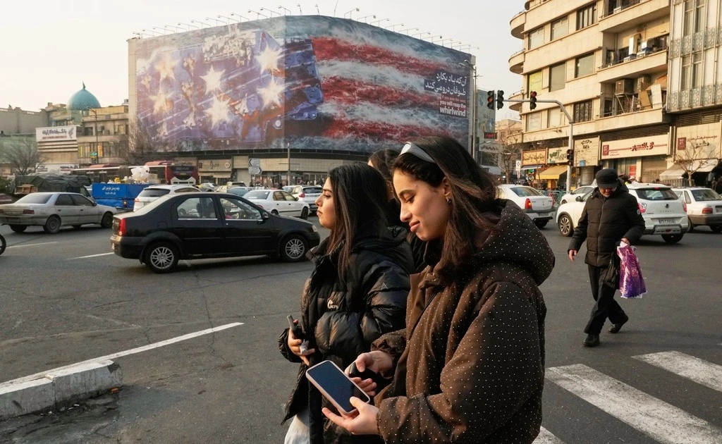 Iran đăng cảnh báo Mỹ giữa quảng trường trung tâm khi nhóm tàu sân bay tiến vào Trung Đông