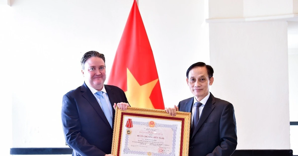 Trao tặng Huân chương Hữu nghị cho Đại sứ Mỹ Marc Knapper