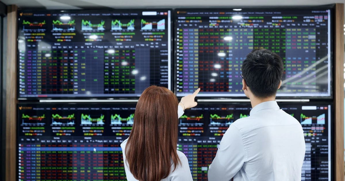 Tâm điểm giao dịch chứng khoán đang hướng vào nhóm nào?