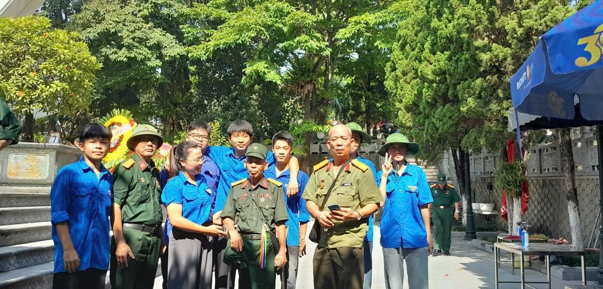 Thanh niên ân cần đón các cựu chiến binh về Vị Xuyên