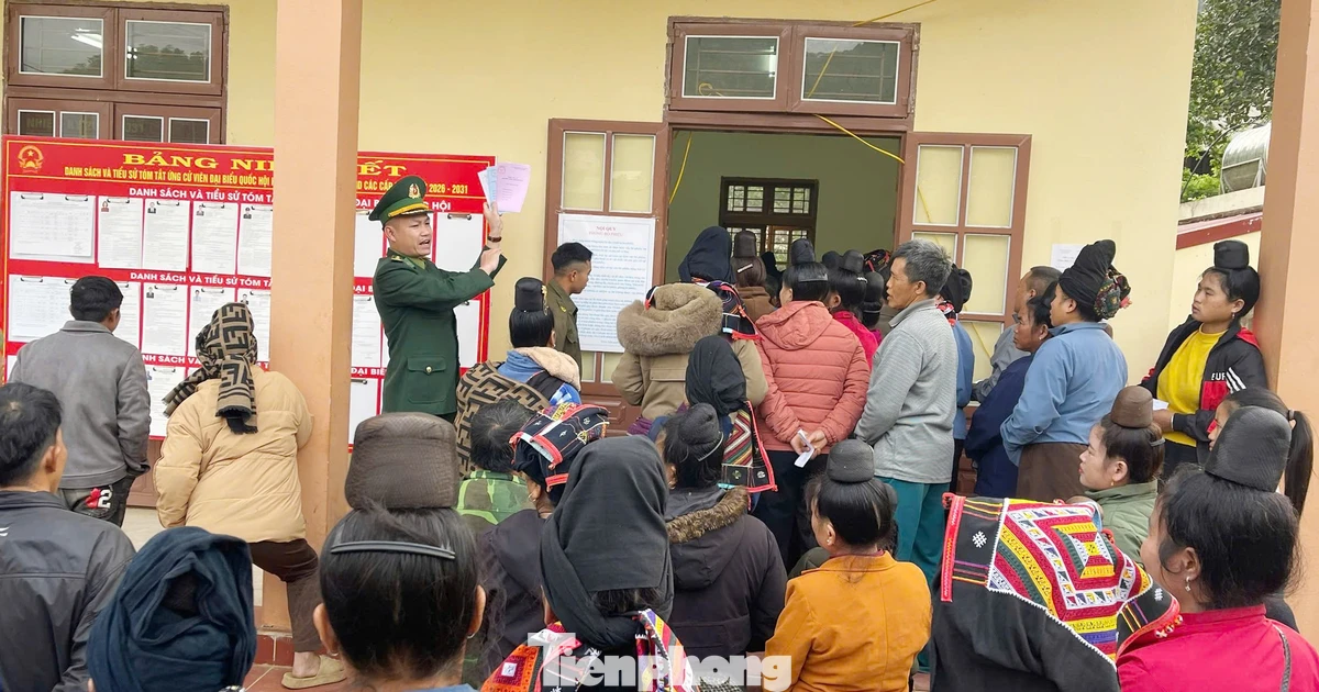 Hình ảnh đồng bào dân tộc thiểu số cùng bộ đội Biên phòng bỏ phiếu tại khu vực biên giới