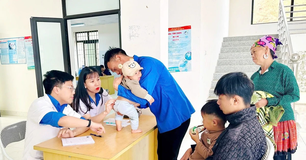 Hơn 200 người dân được khám miễn phí, bản làng sáng đèn từ sức trẻ Sơn La