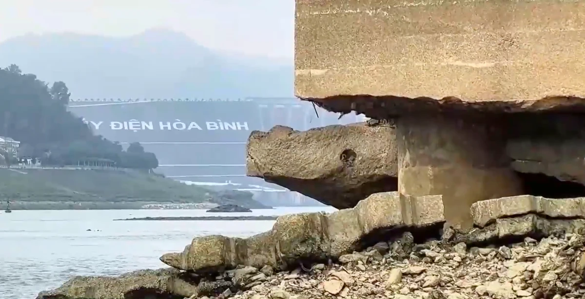 Mực nước sông Đà xuống thấp, lộ trụ cầu