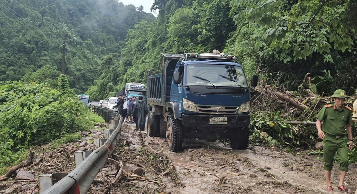 Mưa lớn, sạt lở nhiều điểm ở Nha Trang, Quảng Trị