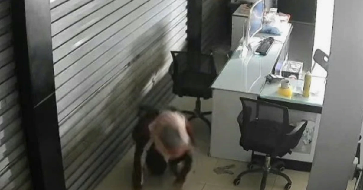 Kẻ bịt mặt từ trần nhà đột nhập cửa hàng điện thoại trộm cắp tài sản