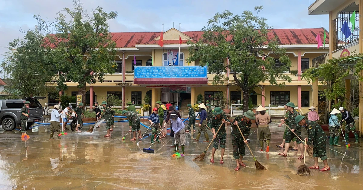 Bộ đội dọn dẹp bùn đất, giúp trường học sớm hoạt động trở lại