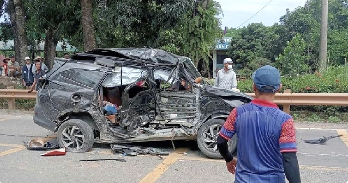 Bốn người thương vong sau cú va chạm giữa xe ô tô và xe đầu kéo ở Quảng Trị