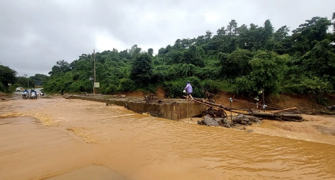 Cầu tạm điện gió chắn dòng chảy, người dân Khe Sanh khốn khổ vì ngập lụt sau mưa lớn