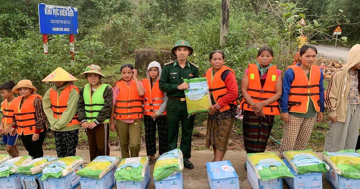 Bộ đội Biên phòng Quảng Trị hỗ trợ người dân vùng biên sau mưa lũ