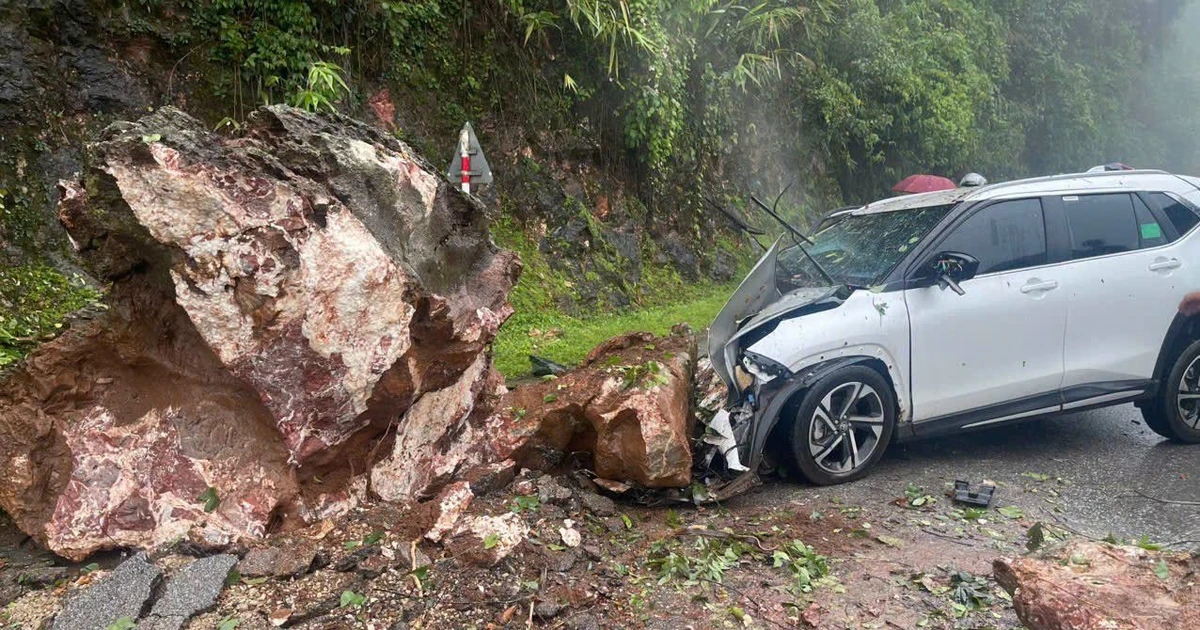 Khối đá lớn rơi trúng một chiếc Toyota đang di chuyển ở Sơn La