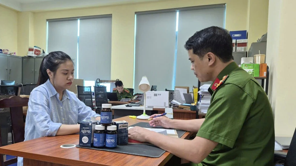 Cô gái trẻ bị khởi tố vì bán thực phẩm tăng cường sinh lý đàn ông giả
