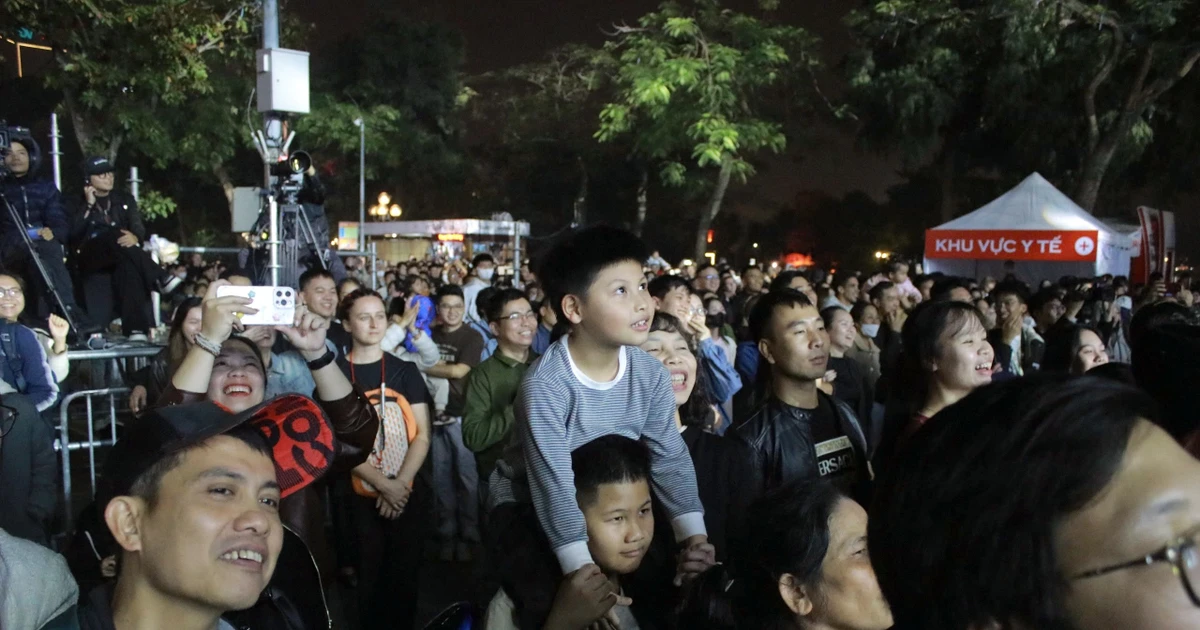 Bùi Công Nam, Lâm Bảo Ngọc khuấy động phố đi bộ Hồ Gươm