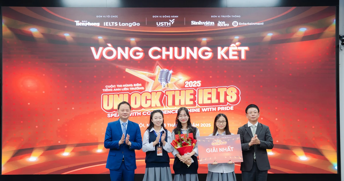 Học sinh các trường THPT căng thẳng, kịch tính tranh giải tại Cuộc thi hùng biện Tiếng Anh liên trường